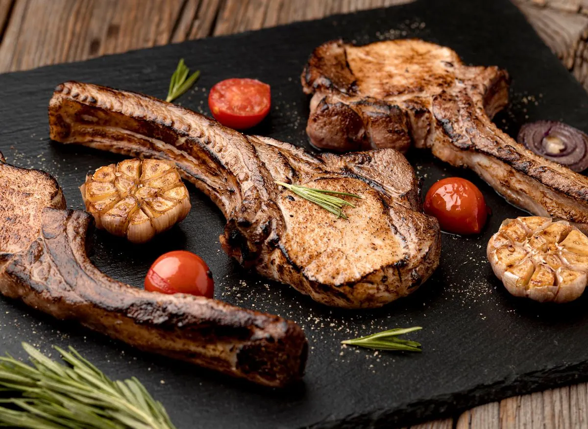 Grilled lamb chops with roasted garlic